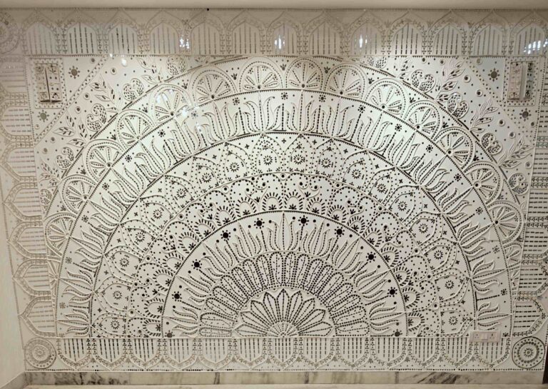 Best Lippan Art Classes teaching traditional Mud Mirror work with clay, mirrors, and geometric motifs